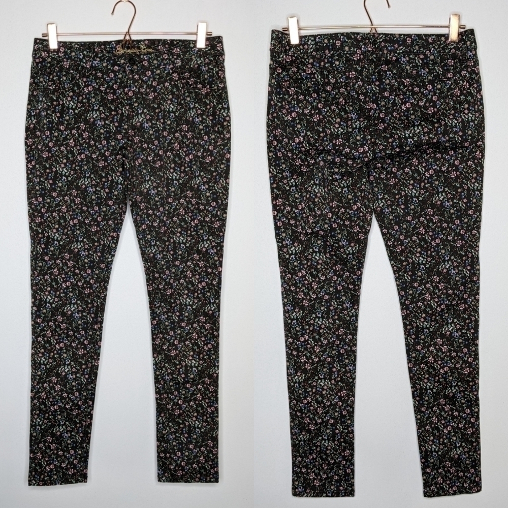 ✨3/$15 American Rag floral skinny jean 7
